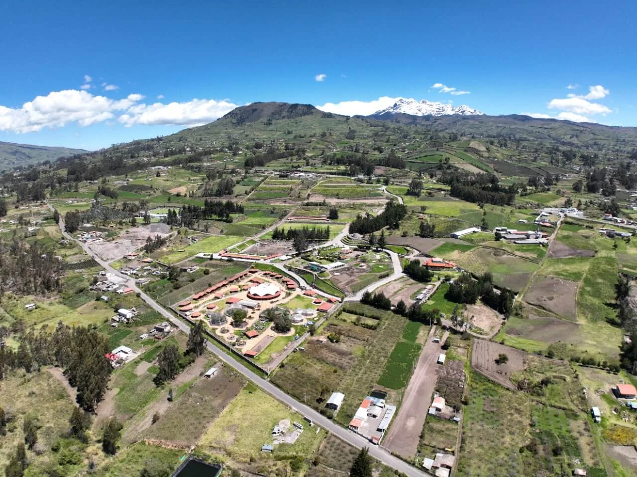 Vista panorámica del Complejo Mushuc Runa y el paisaje de Tungurahua